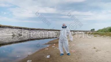 一个穿着防护服和呼吸器的人在污染的河流、湖泊中表演一种流行的舞蹈